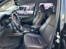 TOYOTA - HILUX SW4 - 2016/2017 - Preta - R$ 220.000,00