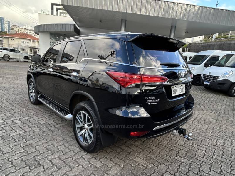 TOYOTA - HILUX SW4 - 2016/2017 - Preta - R$ 220.000,00