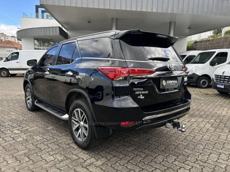 TOYOTA - HILUX SW4 - 2016/2017 - Preta - R$ 215.000,00