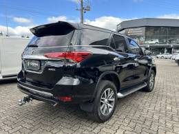 TOYOTA - HILUX SW4 - 2016/2017 - Preta - R$ 215.000,00