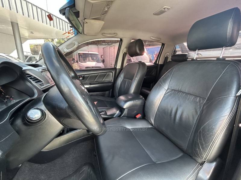 TOYOTA - HILUX - 2013/2014 - Prata - R$ 140.000,00