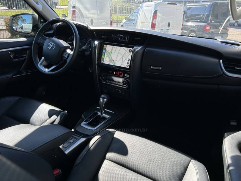 TOYOTA - HILUX SW4 - 2024/2024 - Branca - R$ 375.000,00