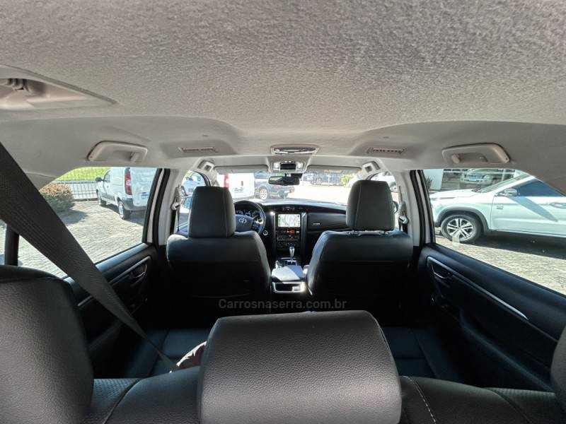 TOYOTA - HILUX SW4 - 2024/2024 - Branca - R$ 375.000,00