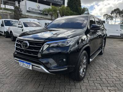 TOYOTA - HILUX SW4 - 2022/2022 - Preta - R$ 315.000,00