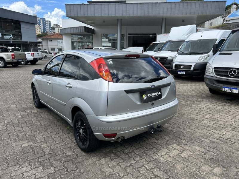 FORD - FOCUS - 2004/2004 - Prata - R$ 19.500,00