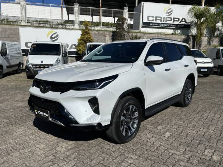 TOYOTA - HILUX SW4 - 2024/2024 - Branca - R$ 375.000,00