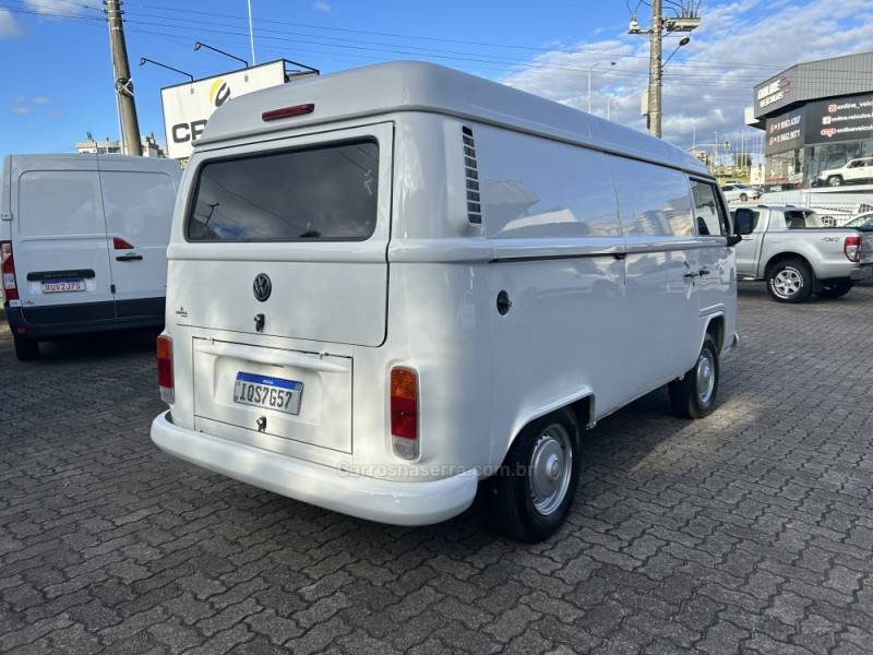 VOLKSWAGEN - KOMBI - 2010/2011 - Branca - R$ 45.000,00