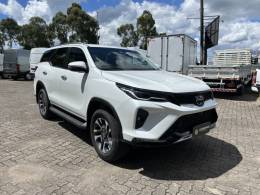 TOYOTA - HILUX SW4 - 2024/2024 - Branca - R$ 365.000,00