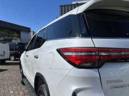 TOYOTA - HILUX SW4 - 2024/2024 - Branca - R$ 375.000,00