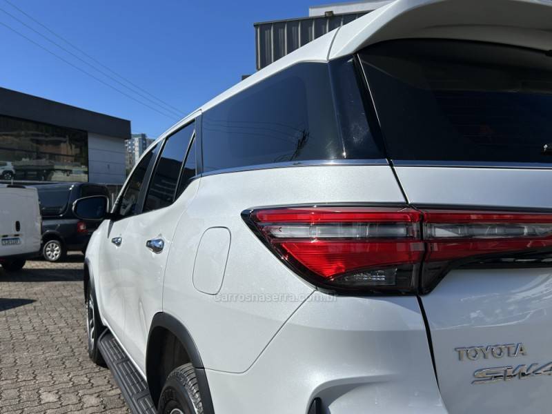 TOYOTA - HILUX SW4 - 2024/2024 - Branca - R$ 375.000,00