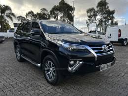 TOYOTA - HILUX SW4 - 2016/2017 - Preta - R$ 220.000,00