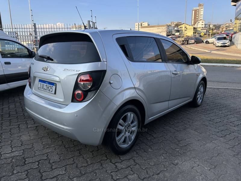 CHEVROLET - SONIC - 2013/2013 - Prata - R$ 37.000,00
