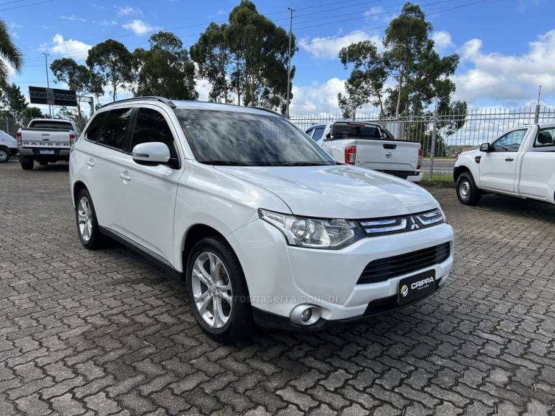 MITSUBISHI - OUTLANDER - 2014/2015 - Branca - R$ 70.000,00