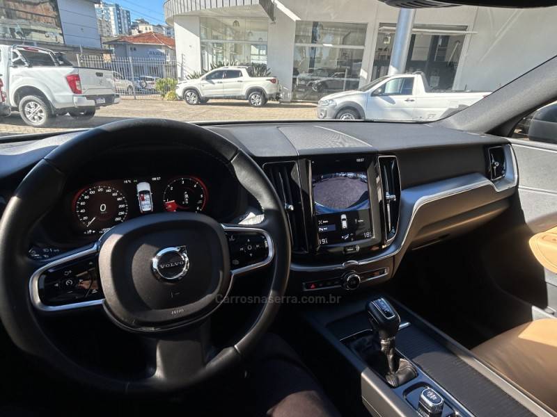 VOLVO - XC60 - 2018/2019 - Branca - R$ 175.000,00