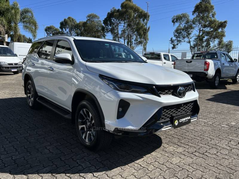 TOYOTA - HILUX SW4 - 2024/2024 - Branca - R$ 375.000,00