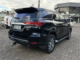 TOYOTA - HILUX SW4 - 2016/2017 - Preta - R$ 220.000,00