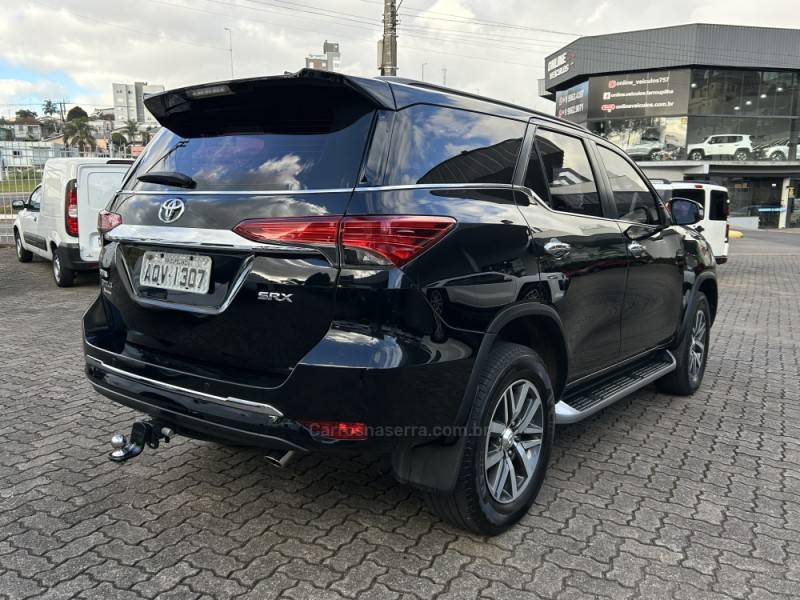 TOYOTA - HILUX SW4 - 2016/2017 - Preta - R$ 220.000,00