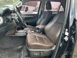 TOYOTA - HILUX SW4 - 2016/2017 - Preta - R$ 215.000,00