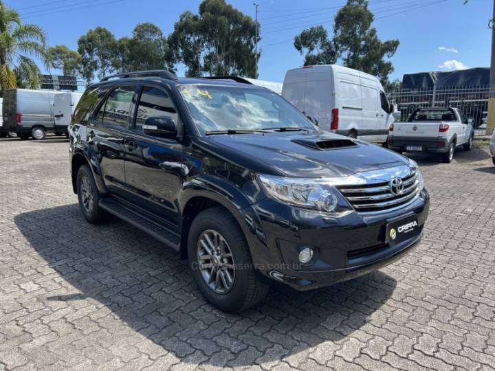 TOYOTA - HILUX SW4 - 2013/2014 - Preta - R$ 148.000,00