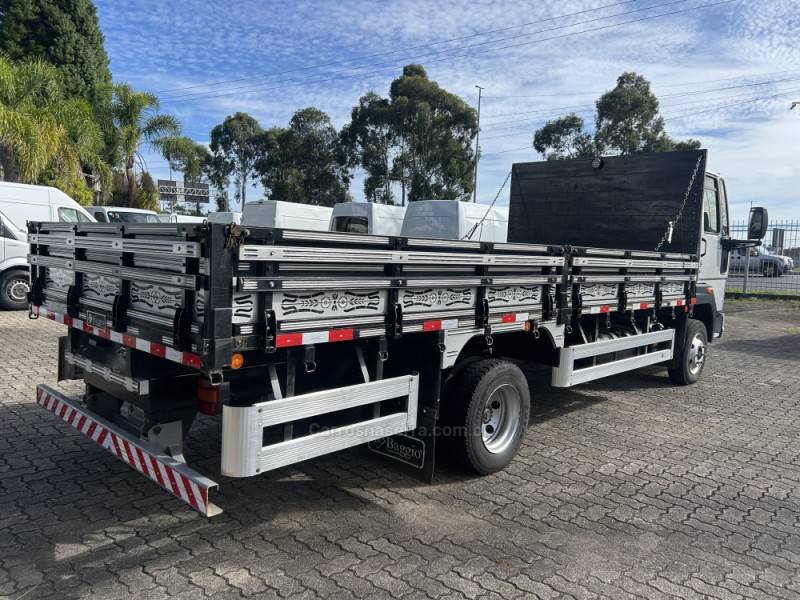 FORD - CARGO 816 - 2015/2015 - Prata - R$ 215.000,00