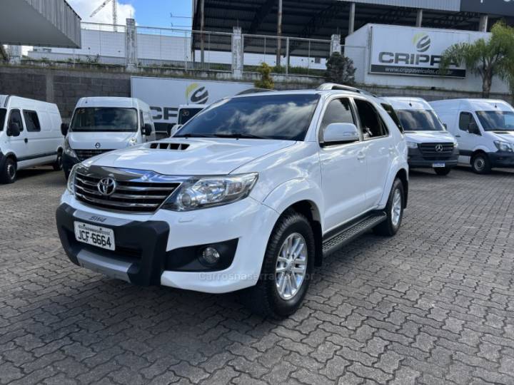 TOYOTA - HILUX SW4 - 2014/2015 - Branca - R$ 165.000,00