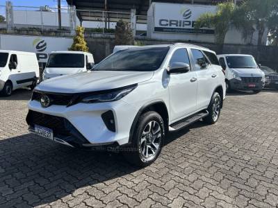 TOYOTA - HILUX SW4 - 2024/2024 - Branca - R$ 373.000,00