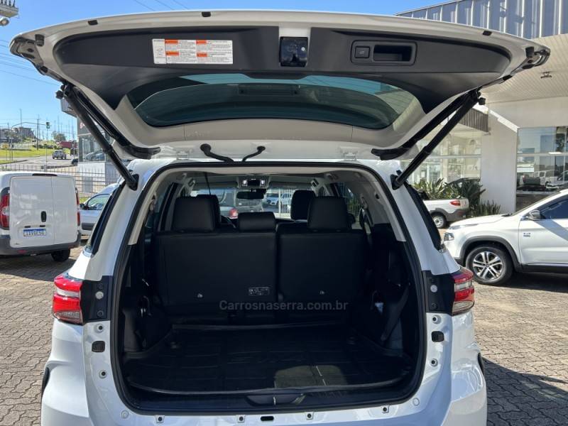 TOYOTA - HILUX SW4 - 2024/2024 - Branca - R$ 375.000,00