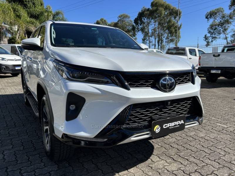 TOYOTA - HILUX SW4 - 2024/2024 - Branca - R$ 375.000,00