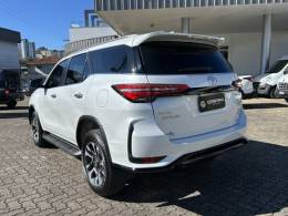 TOYOTA - HILUX SW4 - 2024/2024 - Branca - R$ 375.000,00