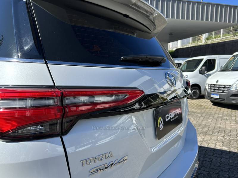 TOYOTA - HILUX SW4 - 2024/2024 - Branca - R$ 375.000,00