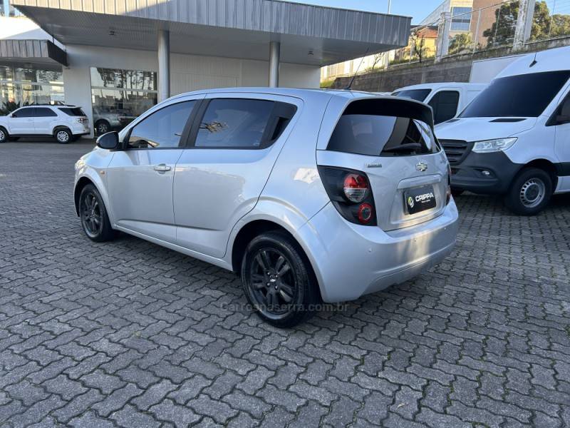 CHEVROLET - SONIC - 2013/2013 - Prata - R$ 37.000,00