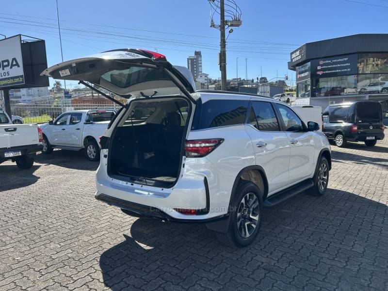 TOYOTA - HILUX SW4 - 2024/2024 - Branca - R$ 375.000,00