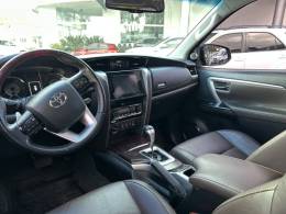 TOYOTA - HILUX SW4 - 2016/2017 - Preta - R$ 220.000,00