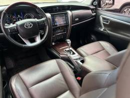 TOYOTA - HILUX SW4 - 2016/2017 - Preta - R$ 215.000,00