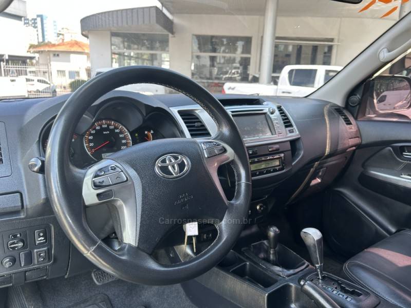 TOYOTA - HILUX - 2013/2014 - Prata - R$ 140.000,00