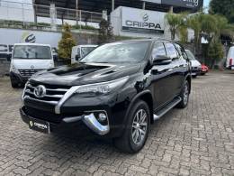 TOYOTA - HILUX SW4 - 2016/2017 - Preta - R$ 215.000,00
