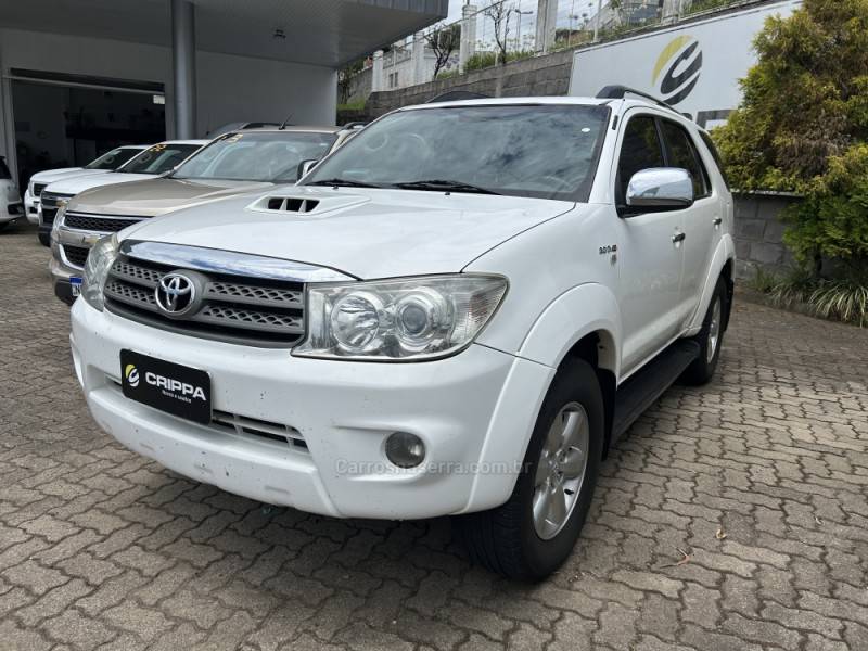 TOYOTA - HILUX SW4 - 2009/2010 - Branca - R$ 117.000,00