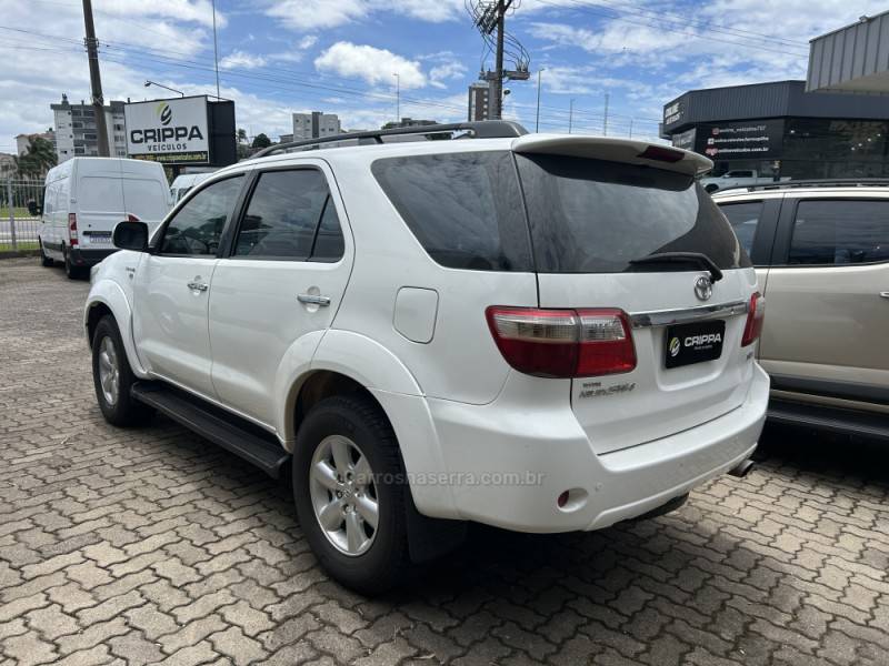 TOYOTA - HILUX SW4 - 2009/2010 - Branca - R$ 117.000,00