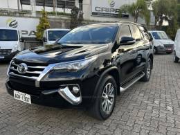 TOYOTA - HILUX SW4 - 2016/2017 - Preta - R$ 220.000,00