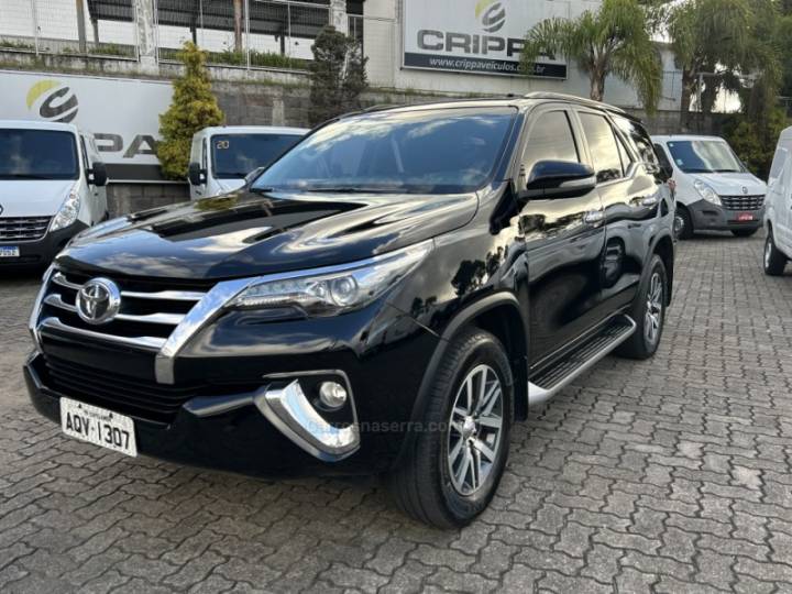 TOYOTA - HILUX SW4 - 2016/2017 - Preta - R$ 220.000,00