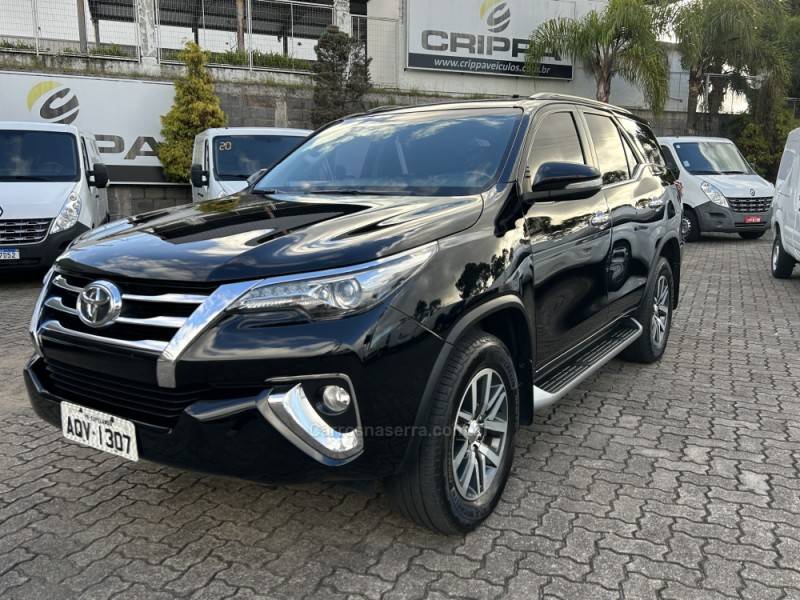TOYOTA - HILUX SW4 - 2016/2017 - Preta - R$ 220.000,00