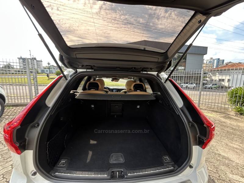 VOLVO - XC60 - 2018/2019 - Branca - R$ 155.000,00