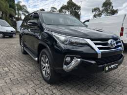 TOYOTA - HILUX SW4 - 2016/2017 - Preta - R$ 215.000,00