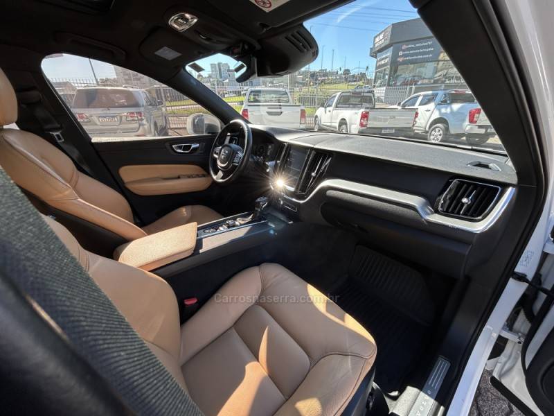 VOLVO - XC60 - 2018/2019 - Branca - R$ 175.000,00