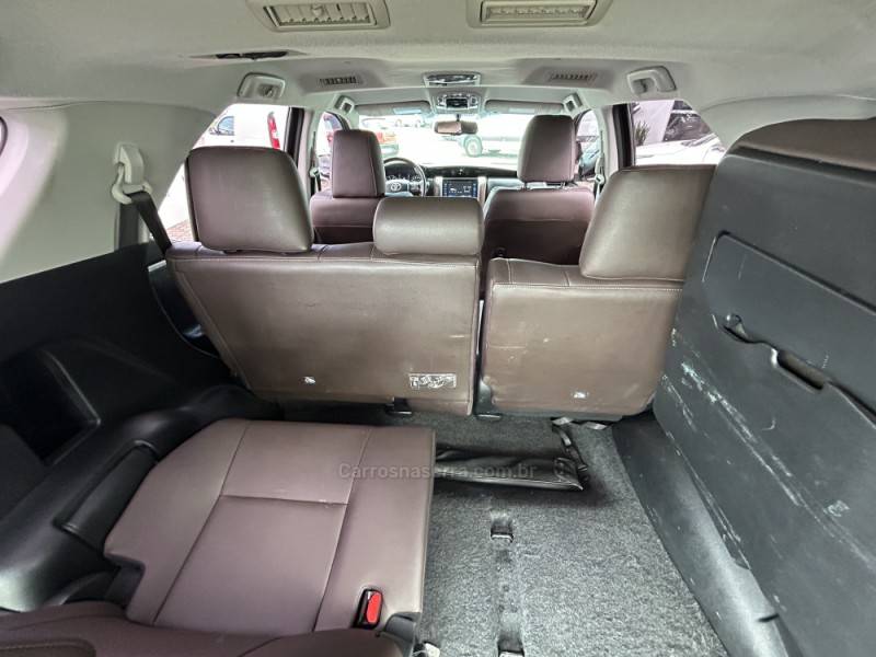 TOYOTA - HILUX SW4 - 2016/2017 - Preta - R$ 215.000,00